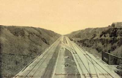 11908 Gezicht op het emplacement van het station van de H.IJ.S.M. te Rhenen, vanaf het viaduct in de Herenstraat / Grebbeweg.